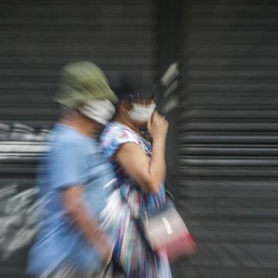  PORTO ALEGRE, RS, BRASIL - 2020.02.25 - Crise econômica. Impacto do Coronavírus é visto com comércio fechado, poucas pessoas na rua e consumo reduzido. (Foto: André Ávila/Agência RBS)Indexador: Andre Avila<!-- NICAID(14461024) -->