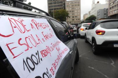  CAXIAS DO SUL, RS, BRASIL (09/04/2020)pais fazem carreata para pedir desconto na mensalidade das escolas particulares e recolhem alimentos e roupas para familias passando necesdades durante a pandemia. (Antonio Valiente/Agência RBS)<!-- NICAID(14472990) -->