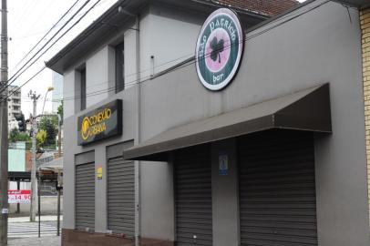  CAXIAS DO SUL, RS, BRASIL (07/09/2017) São Patricio Bar. Vizinha do bar São Patricio reclama da porquice de alguns frequentadores, que consomem bebidas e deixam restos de copos e embalagens na rua, defronte o bar. Rua Tronca.  Família Pedrosa. (Roni Rigon/Pioneiro).<!-- NICAID(13139283) -->