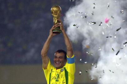 Brasil 2x0 Alemanha - Decisão da copa do mundo de 2002, jogador Cafu comemora com a taça o título da conquista - Pentacampeão#PÁGINA:3