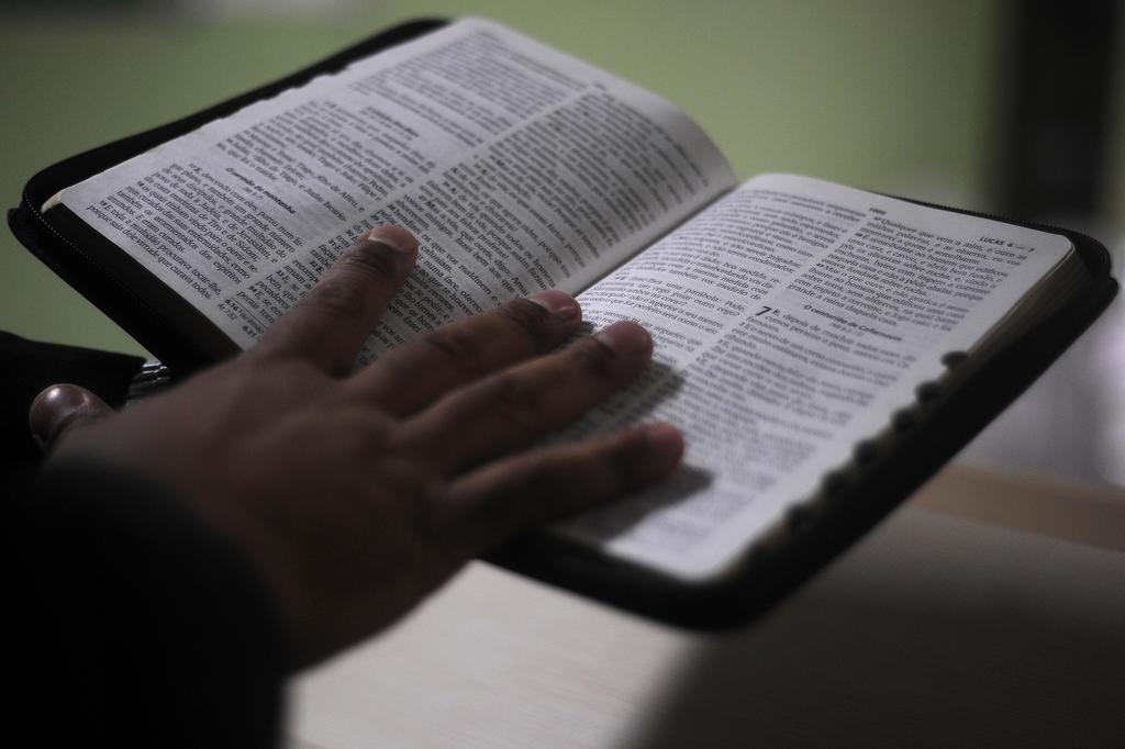 Igreja entrega 'lista de pecados' a fiéis que vão de horóscopo a