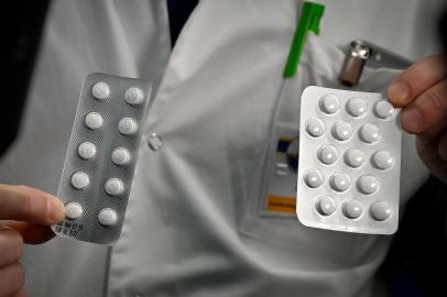  (FILES) In this file photo taken on February 26, 2020, medical staff shows o at the IHU Mediterranee Infection Institute in Marseille, packets of a Nivaquine, tablets containing chloroquine and Plaqueril, tablets containing hydroxychloroquine, drugs that has shown signs of effectiveness against coronavirus. - On March 29, 2020,a limited emergency-use authorization for two antimalarial drugs touted as game-changers by President Donald Trump has been issued by the US Food and Drug Administration to treat coronavirus patients. In a statement published Sunday, the US Department of Health and Human Services detailed recent donations of medicine to a national stockpile -- including chloroquine and hydroxychloroquine, both being investigated as potential COVID-19 treatments. (Photo by GERARD JULIEN / AFP)Editoria: HTHLocal: MarseilleIndexador: GERARD JULIENSecao: diseaseFonte: AFPFotógrafo: STF<!-- NICAID(14467794) -->