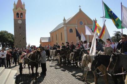  FARROUPILHA, RS, BRASIL - 10/05/2015 - o sábado (09), foi registrado a participação de cerca de 1.700 cavalarianos na 22ª Cavalgada da Fé, considerada a maior cavalgada religiosa registrada no Brasil. Na ocasião, foi realizada uma Missa Crioula. <!-- NICAID(11397213) -->