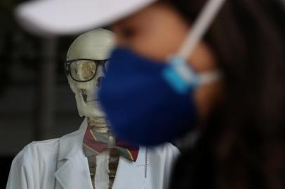 Coronavirus Pandemic Causes Climate Of Anxiety And Changing Routines In AmericaSAN FRANCISCO, CALIFORNIA - APRIL 08: A pedestrian wearing a protective mask walks by a skeleton that is displayed in the window of a closed Kiehls store on April 08, 2020 in San Francisco, California. California residents continue to shelter in place due to the coronavirus as the number of cases and deaths related to COVID-19 in the state have shown signs of beginning to flatten out.   Justin Sullivan/Getty Images/AFPEditoria: HTHLocal: San FranciscoIndexador: JUSTIN SULLIVANSecao: DiseaseFonte: GETTY IMAGES NORTH AMERICAFotógrafo: STF<!-- NICAID(14472889) -->