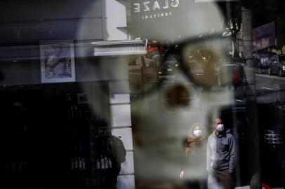 Coronavirus Pandemic Causes Climate Of Anxiety And Changing Routines In AmericaSAN FRANCISCO, CALIFORNIA - APRIL 08: A couple wearing protective masks are seen reflected in the window of a closed Kiehls store on April 08, 2020 in San Francisco, California. California residents continue to shelter in place due to the coronavirus as the number of cases and deaths related to COVID-19 in the state have shown signs of beginning to flatten out.   Justin Sullivan/Getty Images/AFPEditoria: HTHLocal: San FranciscoIndexador: JUSTIN SULLIVANSecao: DiseaseFonte: GETTY IMAGES NORTH AMERICAFotógrafo: STF<!-- NICAID(14472885) -->