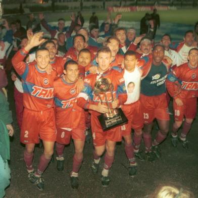  FOTO DE ARQUIVO, PASTA 50 436-  Festa dos campeões. Caxias comemora a conquista do títtulo no Estádio Olimpico em Porto Alegre  em 21/06/200. Jairo Santos (esquerda) <!-- NICAID(8194035) -->