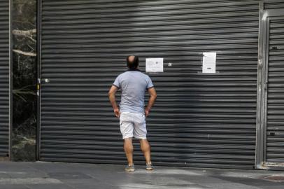  PORTO ALEGRE, RS, BRASIL - 2020.03.27 - Coronavírus - crise econômica. Em meio a paralisação de comércios, lojas fechadas, governos flexibilizam abertura de casas lotéricas e igrejas. (Foto: André Ávila/Agência RBS)Indexador: Andre Avila<!-- NICAID(14463233) -->