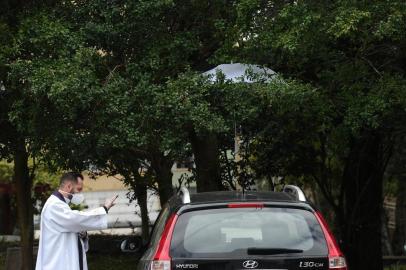  CAXIAS DO SUL, RS, BRASIL (10/04/2020)Confissão drive thru na igreja São Pelegrino em Caxias do Sul. (Antonio Valiente/Agência RBS)<!-- NICAID(14474170) -->