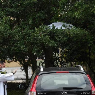  CAXIAS DO SUL, RS, BRASIL (10/04/2020)Confissão drive thru na igreja São Pelegrino em Caxias do Sul. (Antonio Valiente/Agência RBS)<!-- NICAID(14474170) -->