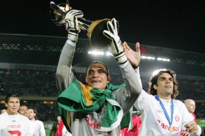 *** Inter x Barcelona - AP/EFE02 ***Internacional x Barcelona, jogo válido pela final do Mundial de Clubes Fifa e realizado no Estádio Internacional de Yokohama, no Japão. Inter, campeão Mundial Interclubes Fifa. Na foto goleiro Clemer e capitão Fernandão. Fonte: AP Fotógrafo: Tomohiko Suzui<!-- NICAID(2789860) -->