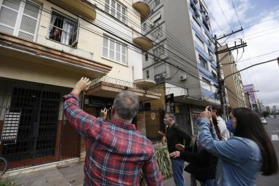  PORTO ALEGRE - BRASIL - Parabéns ao vovô de 95 anos. Ouvinte e mais cinco irmãos cantarão parabéns para o pai, que nesta sexta fará 95 anos. Ele está bem de saúde e está em quarentena. Todos os filhos vão se reunir nas janelas e cantar parabéns.(FOTOS: LAURO ALVES/AGENCIARBS)<!-- NICAID(14474117) -->