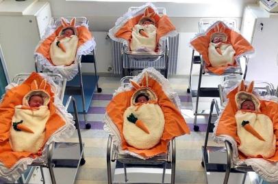  CAXIAS DO SUL, RS, BRARIL, 10/04/2020. Bebês que nasceram no Hospital do Círculo entre a quinta-feira (9) e o domingo (12) são entregues com uma roupa especial em homenagem à Páscoa. (Vanessa Galiotto/Divulgação)<!-- NICAID(14474341) -->