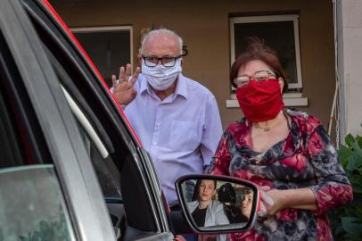  CANOAS, RS, BRASIL - 09/04/2020A advogada Karina Ambrozio leva os filhos para ver os avós durante a epidemia de coronavirus<!-- NICAID(14474030) -->