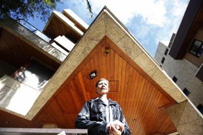  PORTO ALEGRE - BRASIL - Idosos e o isolamento social. Dona Marlize Lewis, 71 anos. Ela só sai de casa para ir à garagem, onde os filhos e netos deixam as compras pra ela.( FOTO: LAURO ALVES/AGENCIARBS)<!-- NICAID(14472939) -->