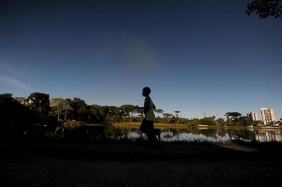  CAXIAS DO SUL, RS, BRASIL, 05/04/2020Mesmo com o a epidemia, muitos frequentaram a lagoa do Rizzo nesta tarde de domingo.(Lucas Amorelli/Agência RBS)<!-- NICAID(14469616) -->