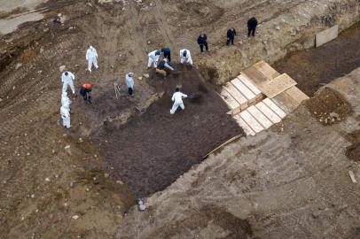 **AUTORIZADO O USO NO PAPEL E NO SITE** Drone pictures show bodies being buried on New Yorks Hart Island amid the coronavirus disease (COVID-19) outbreak in New York CityDrone pictures show bodies being buried on New Yorks Hart Island where the department of corrections is dealing with more burials overall, amid the coronavirus disease (COVID-19) outbreak in New York City, U.S., April 9, 2020. REUTERS/Lucas Jackson     TPX IMAGES OF THE DAY ORG XMIT: PPPLJJ024Local: NEW YORK ;NY ;UNITED STATES<!-- NICAID(14474604) -->