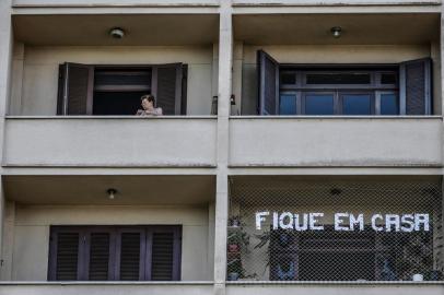  PORTO ALEGRE, RS, BRASIL - 2020.03.23 - Ensaio sobre o isolamento: os porto-alegrenses vendo a vida das janelas de suas casas. (Foto: ANDRÉ ÁVILA/ Agência RBS)Indexador: Andre Avila<!-- NICAID(14458988) -->