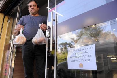  CAXIAS DO SUL, RS, BRASIL, 10/04/2020 - Sebastião Matos da Silva, da panificadora sabor de pão, sempre ajuda quem pede algo para comer. Em tempos de distanciamento social, surgiu a ideia de dispor pães na entrada da loja, de graça, para quem não tem condições de pagar, e para evitar aglomeração e entra e sai da loja.  (Marcelo Casagrande/Agência RBS)<!-- NICAID(14474450) -->