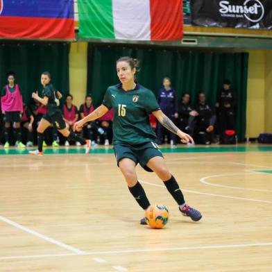 A caxiense Renata Adamatti joga e defende a Seleção Italiana de Futsal.<!-- NICAID(14472179) -->