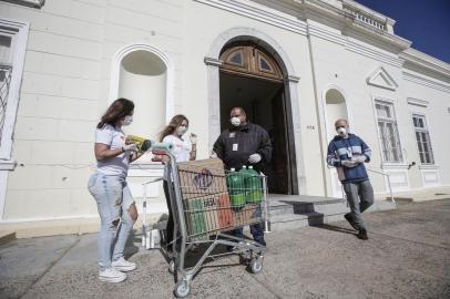  PORTO ALEGRE, RS, BRASIL - 2020.04.10 - Doação feita pelas meninas da ONG Dia de Amor, que participaram do Caldeirão do Huck e ganharam R$ 150 mil. Agora, as visitas aos idosos que elas fazem estão suspensas. Porém, as entregas de donativos seguem. Na foto: Janaina Klunch (morena) e Carla Müller (loira). (Foto: André Avila / Agencia RBS)Indexador: Andre Avila