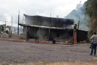 Incêndio destrói casa de lanches na Avenida Bruno Segalla, em Caxias. Família precisa de ajuda<!-- NICAID(14474882) -->