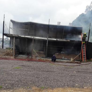 Incêndio destrói casa de lanches na Avenida Bruno Segalla, em Caxias. Família precisa de ajuda<!-- NICAID(14474882) -->