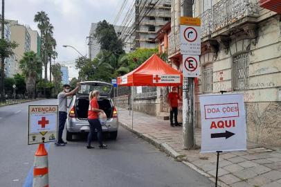 Doação Cruz Vermelha - arrecadação de alimentos em Porto Alegre<!-- NICAID(14474905) -->