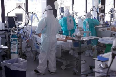  Healthcare workers wearing protective suits attend to COVID-19 coronavirus patients at the Intensive Unit Care (ICU) of the Vall dHebron Hospital in Barcelona on April 6, 2020. - Spain declared a fourth consecutive drop in the number of coronavirus-related deaths with 637 over the past 24 hours, the lowest number in nearly two weeks. (Photo by PAU BARRENA / AFP)Editoria: HTHLocal: BarcelonaIndexador: PAU BARRENASecao: hospital and clinicFonte: AFPFotógrafo: STR<!-- NICAID(14470563) -->