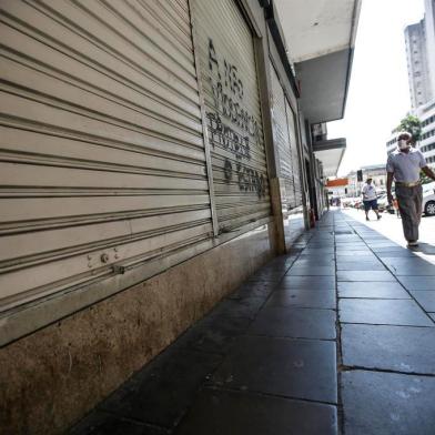  PORTO ALEGRE, RS, BRASIL - 2020.03.27 - Coronavírus - crise econômica. Em meio a paralisação de comércios, lojas fechadas, governos flexibilizam abertura de casas lotéricas e igrejas. (Foto: André Ávila/Agência RBS)Indexador: Andre Avila<!-- NICAID(14463222) -->