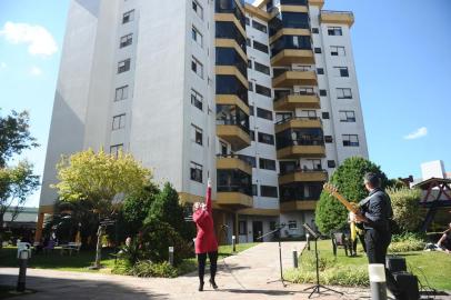  CAXIAS DO SUL, RS, BRASIL (12/04/2020)A imobiliária Prolar, de Caxias do Sul, promoveu uma ação de páscoa levando música ao vivo a 40 condomínios de Caxias do Sul neste domingo. Um dos residenciais a receber o projeto foi o Villa Delle Fontane, no bairro Madureira, onde se apresentaram a cantora Francele Zimmer e o baixista Tiago Andreola. (Antonio Valiente/Agência RBS)<!-- NICAID(14475034) -->