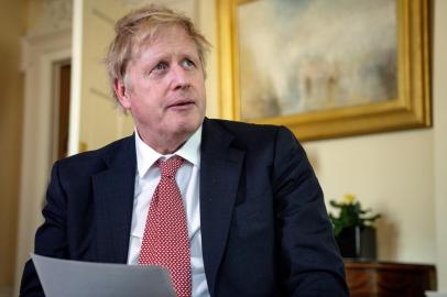  A handout image released by 10 Downing Street, shows Britain's Prime Minister Boris Johnson as he delivers a television address after returning to 10 Downing Street after being discharged from St Thomas' Hospital, in central London on April 12, 2020. - British Prime Minister Boris Johnson was discharged from hospital on Sunday, a Downing Street spokesman said, a week after being admitted for treatment for coronavirus and spending three days in intensive care. "The PM has been discharged from hospital to continue his recovery, at Chequers," the spokesman said, referring to the prime minister's country estate outside London. (Photo by Pippa FOWLES / 10 Downing Street / AFP) / RESTRICTED TO EDITORIAL USE - MANDATORY CREDIT "AFP PHOTO / 10 DOWNING STREET / PIPPA FOWLES" - NO MARKETING - NO ADVERTISING CAMPAIGNS - DISTRIBUTED AS A SERVICE TO CLIENTSEditoria: HTHLocal: LondonIndexador: PIPPA FOWLESSecao: diseaseFonte: 10 Downing StreetFotógrafo: Handout<!-- NICAID(14475111) -->