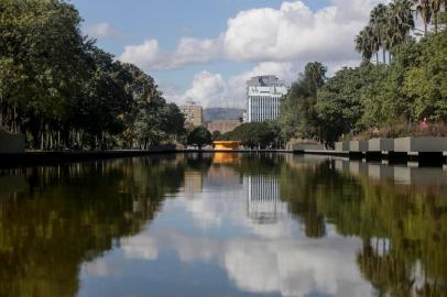  PORTO ALEGRE, RS, BRASIL - 2020.04.12 - Dia movimentado em parques de Porto Alegre. Em época de isolamento social, pessoas saem de casa para aproveitar parques no dia de domingo. (Foto: ANDRÉ ÁVILA/ Agência RBSIndexador: Andre Avila<!-- NICAID(14475149) -->