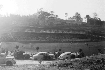 A lendária Baixada Rubra durante uma partida do Grêmio Esportivo Flamengo em 1958, 18 anos antes da chegada do Estádio Centenário, em 1976.<!-- NICAID(14474979) -->