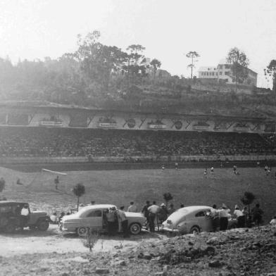 A lendária Baixada Rubra durante uma partida do Grêmio Esportivo Flamengo em 1958, 18 anos antes da chegada do Estádio Centenário, em 1976.<!-- NICAID(14474979) -->