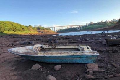  ****EM BAIXA****FOZ DO IGUAÇU,  RS, BRASIL, 12/04/2020- Estiagem revela tesouros do Rio Paraná em Foz do Iguaçu. Foto: Divulgação / Portal Catve.com<!-- NICAID(14475401) -->