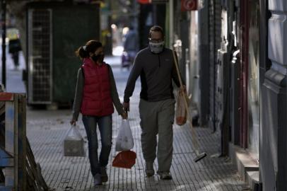 An exchange board is seen in Buenos Aires on April 8, 2020 during the pandemic of the new coronavirus, COVID-19. - More than 1.46 million cases have been officially recorded and at least 86,289 have died in 192 countries since the virus emerged in China in December, according to an AFP tally at 1900 GMT Wednesday based on official sources. (Photo by Juan MABROMATA / AFP)<!-- NICAID(14475622) -->