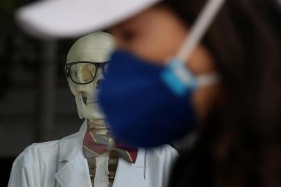 Coronavirus Pandemic Causes Climate Of Anxiety And Changing Routines In AmericaSAN FRANCISCO, CALIFORNIA - APRIL 08: A pedestrian wearing a protective mask walks by a skeleton that is displayed in the window of a closed Kiehls store on April 08, 2020 in San Francisco, California. California residents continue to shelter in place due to the coronavirus as the number of cases and deaths related to COVID-19 in the state have shown signs of beginning to flatten out.   Justin Sullivan/Getty Images/AFPEditoria: HTHLocal: San FranciscoIndexador: JUSTIN SULLIVANSecao: DiseaseFonte: GETTY IMAGES NORTH AMERICAFotógrafo: STF<!-- NICAID(14472889) -->