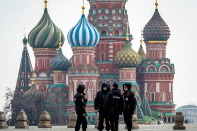  Police officers patrol the deserted Red Square in downtown Moscow on April 13, 2020, during a strict lockdown in Russia to stop the spread of the COVID-19 coronavirus. (Photo by Yuri KADOBNOV / AFP)Editoria: HTHLocal: MoscowIndexador: YURI KADOBNOVSecao: diseaseFonte: AFPFotógrafo: STF<!-- NICAID(14475830) -->