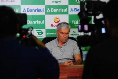  CAXIAS DO SUL, RS, BRASIL, 16/03/2020. Coletiva com Walter Dal Zotto Jr (D), presidente do Juventude e com Osvaldo Pioner (E), vice-presidente de futebol. Na coletiva, foi anunciada oficialmente a saída do técnico Marquinhos Santos do comando da equipe. (Porthus Junior/Agência RBS)<!-- NICAID(14453403) -->