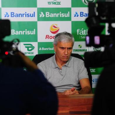  CAXIAS DO SUL, RS, BRASIL, 16/03/2020. Coletiva com Walter Dal Zotto Jr (D), presidente do Juventude e com Osvaldo Pioner (E), vice-presidente de futebol. Na coletiva, foi anunciada oficialmente a saída do técnico Marquinhos Santos do comando da equipe. (Porthus Junior/Agência RBS)<!-- NICAID(14453403) -->