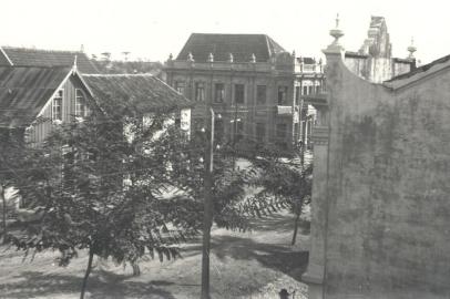 Na imagem acima, de meados dos anos 1930, um raro ângulo do antigo edifício da firma, situado na esquina das ruas Sinimbu e Visconde de Pelotas - demolido posteriormente para sediar o prédio que eternizou outro comércio marcante da cidade: o Armarinhos Caxias, atual Casa & Cia. O registro do fotógrafo Domingos Mancuso foi captado, provavelmente, a partir do endereço do sogro Clemente Fonini - Mancuso era casado com Cecília Fonini, filha de Clemente. Exatamente onde hoje situa-se a entrada da Galeria Fonini pela Rua Sinimbu, entre a Visconde e a Dr. Montaury.<!-- NICAID(14475845) -->