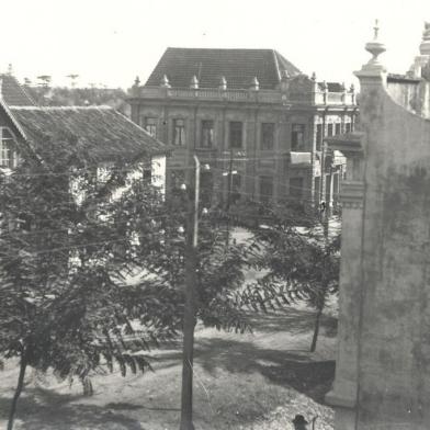 Na imagem acima, de meados dos anos 1930, um raro ângulo do antigo edifício da firma, situado na esquina das ruas Sinimbu e Visconde de Pelotas - demolido posteriormente para sediar o prédio que eternizou outro comércio marcante da cidade: o Armarinhos Caxias, atual Casa & Cia. O registro do fotógrafo Domingos Mancuso foi captado, provavelmente, a partir do endereço do sogro Clemente Fonini - Mancuso era casado com Cecília Fonini, filha de Clemente. Exatamente onde hoje situa-se a entrada da Galeria Fonini pela Rua Sinimbu, entre a Visconde e a Dr. Montaury.<!-- NICAID(14475845) -->