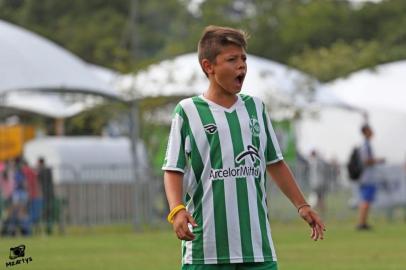 Klaus Bruch tem 12 anos, atualmente mora em Santa Clara do Sul e treina e joga na categoria Sub 12 do Juventude de Caxias do Sul - RS. Ele doara uma camisa do clube da Serra para o projeto desafio corona<!-- NICAID(14475885) -->