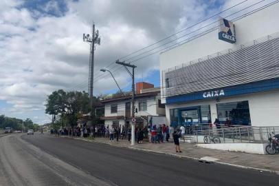  PORTO ALEGRE, RS, BRASIL, 14/04/2020-Em busca do auxílio emergencial, desempregados ficam mais de seis horas em fila nas agências da Caixa, em Porto Alegre . Na foto-Agência na Av. Bento Gonçalves, bairro São José.Foto: Tiago Boff /Agencia RBS<!-- NICAID(14476401) -->