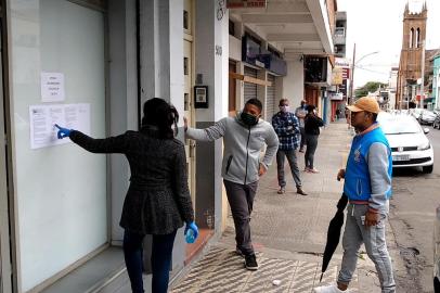  Em Santana do Livramento a Prefeitura determinou ontem (segunda-feira, 13 de Abril) a cobrança de máscaras pro atendimento presencial de clientes. E no primeiro dia de uso obrigatório de máscaras no comércio considerado essencial a população mostrou taxa alta de adesão à medida.Nos mercados, lotéricas, bancos, correspondentes bancários e farmácias apenas quem chegava usando máscara podia entrar.No caso dos bancos faltou respeito a distância mínima nas filas mesmo com funcionários orientando as pessoas a não ficarem próximas umas das outras.<!-- NICAID(14476579) -->