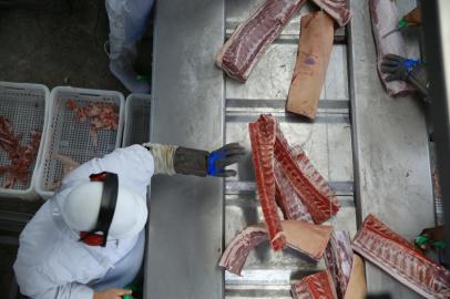  SANTA ROSA, RS, BRASIL - Alibem é uma empresa brasileira do ramo alimentício, fundada no ano de 2000 no Rio Grande do Sul. Atua no segmento de proteína animal, tendo como base duas marcas: a ALIBEM, produtora de carne suína e a AGRA, produtora de carne bovina. Fotos feitas na unidade de Santa Rosa, onde são abatidos 3.100 porcos ao dia.Indexador: Jefferson Botega<!-- NICAID(14069852) -->