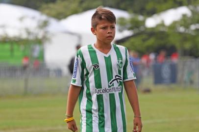  CAXIAS DO SUL, RS, BRASIL, 14/04/2020. Zagueiro Klaus, de 12 anos, doa camisa do Juventude para projeto com atletas do mundo inteiro, que junta recursos para combate ao coronavírus. (Leandro Leite/ Mz Artys PhotoGrapic)<!-- NICAID(14476376) -->