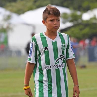  CAXIAS DO SUL, RS, BRASIL, 14/04/2020. Zagueiro Klaus, de 12 anos, doa camisa do Juventude para projeto com atletas do mundo inteiro, que junta recursos para combate ao coronavírus. (Leandro Leite/ Mz Artys PhotoGrapic)<!-- NICAID(14476376) -->