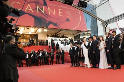  (From L) South Korean actor Byung Hee-bong, Danish-born actor Giancarlo Esposito, South Korean actress Ahn Seo-hyun, US-South Korean actor Steven Yeun, British actress Tilda Swinton, South Korean director Bong Joon-ho, US actor Paul Dano, British actress Lily Collins, US actor Jake Gyllenhaal and Canadian actor Devon Bostick pose as they arrive on May 19, 2017 for the screening of the film Okja at the 70th edition of the Cannes Film Festival in Cannes, southern France.  / AFP PHOTO / Anne-Christine POUJOULATEditoria: ACELocal: CannesIndexador: ANNE-CHRISTINE POUJOULATSecao: cinemaFonte: AFPFotógrafo: STF<!-- NICAID(12922592) -->