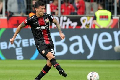  Leverkusens Chilean midfielder Charles Mariano Aránguiz plays the ball during the German first division Bundesliga football match between Bayer Leverkusen and RB Leipzig in Leverkusen, western Germany, on April 6, 2019. (Photo by HASAN BRATIC / AFP) / RESTRICTIONS: DFL REGULATIONS PROHIBIT ANY USE OF PHOTOGRAPHS AS IMAGE SEQUENCES AND/OR QUASI-VIDEOEditoria: SPOLocal: LeverkusenIndexador: HASAN BRATICSecao: soccerFonte: AFPFotógrafo: STR